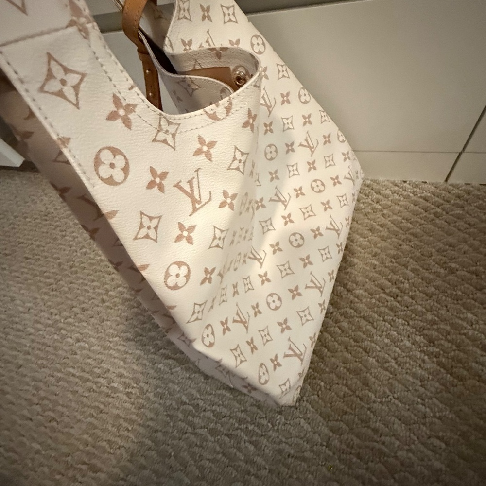 Louis Vuitton - Picture 3 of 15